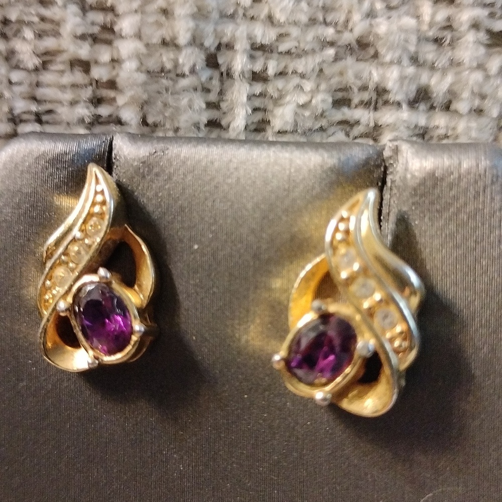 Vintage Avon goldtone earrings amethyst like classic style 1995